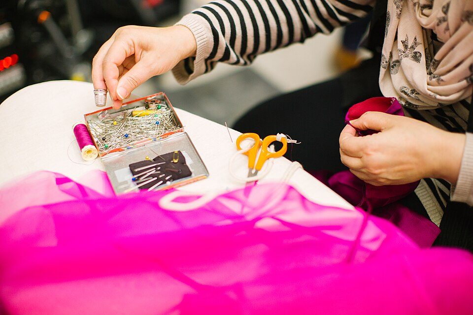 Arreglos de ropa: bastas, cierres y ajustes